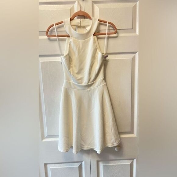 LULUS SIZE SMALL WHITE KEEP EM COMING BACKLESS SKATER DRESS New Mark On Dress - Picture 4 of 11